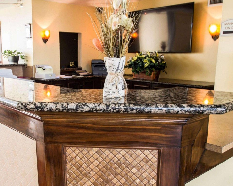 Фото Econo Lodge Inn & Suites Near Florida Mall