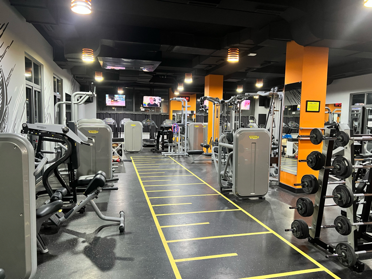 Vannadagi keksa ayol va yosh yigitning pornosi