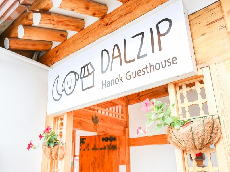 Фото Dalzip Bukchon Hanok Guesthouse