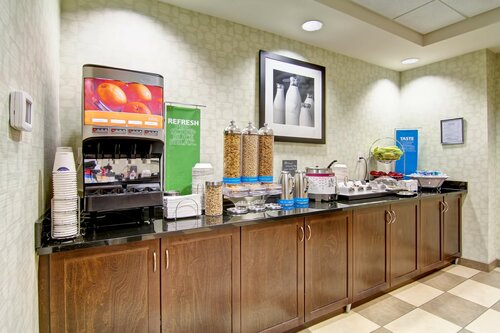 Гостиница Hampton Inn & x26; Suites by Hilton Red Deer