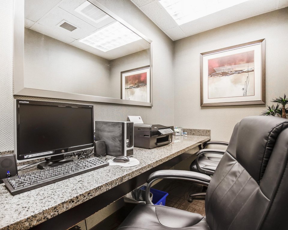 Фото Comfort Suites Kelowna