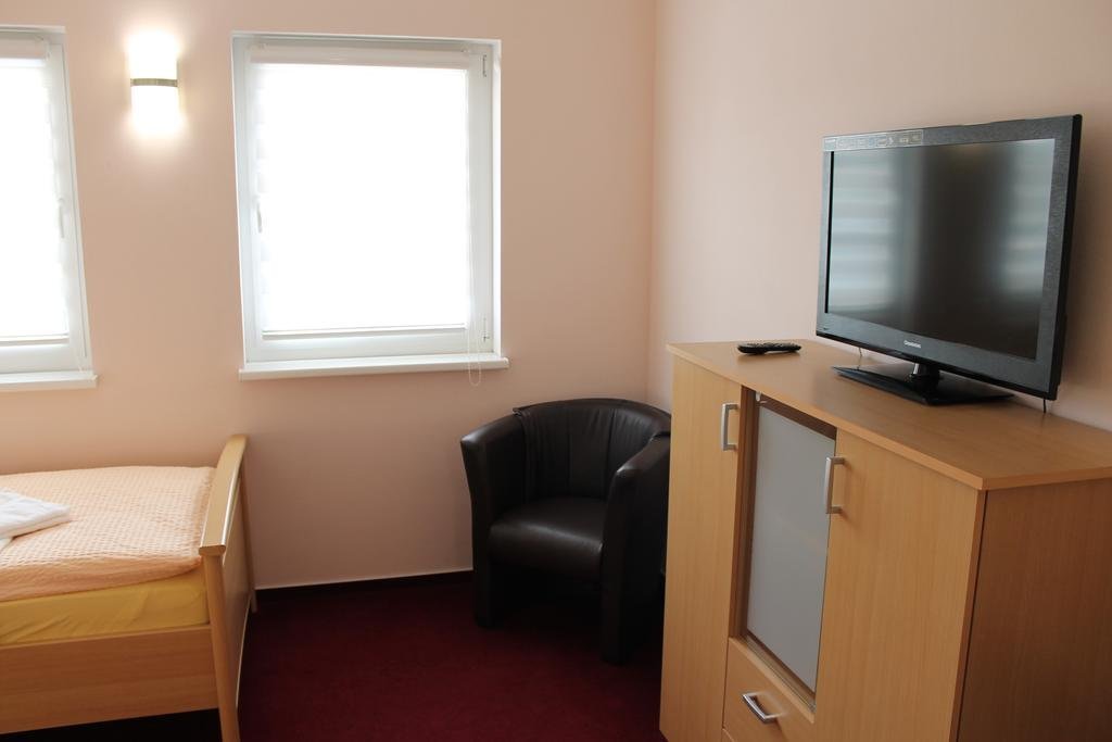 Фото Hotel Pension garni Schwerin-Unterkunft