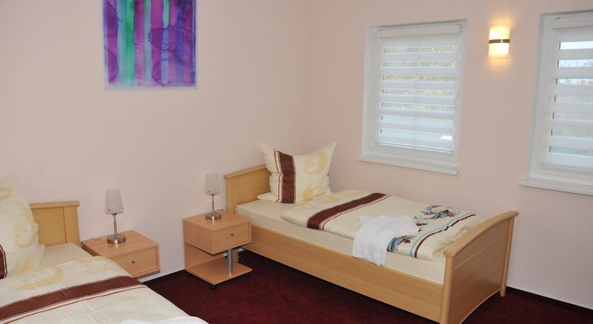 Фото Hotel Pension garni Schwerin-Unterkunft