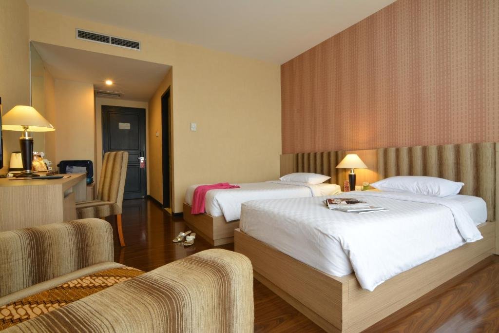 Фото Istana Hotel