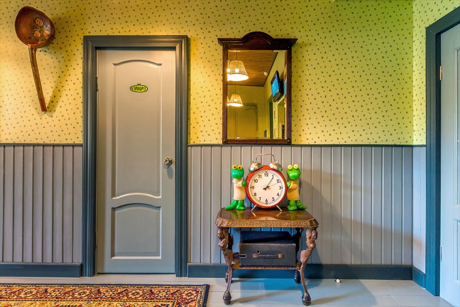 Фото Друзья у Дома Книги