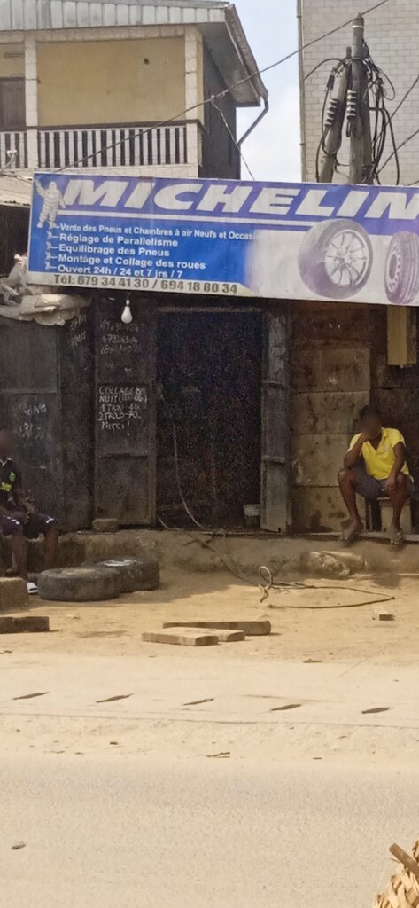 Convenience store Vte de Pneu, Douala, photo