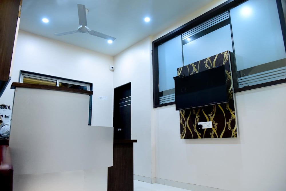 Фото Hotel Pushpak Satara