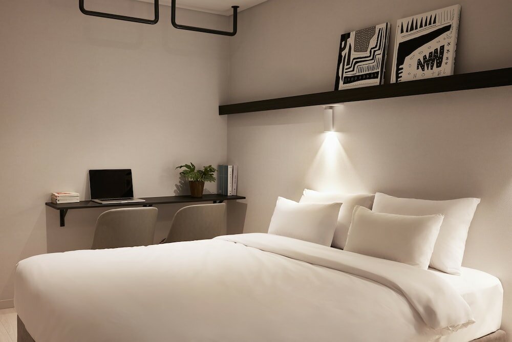 Фото The Connoisseur Residence Hotel