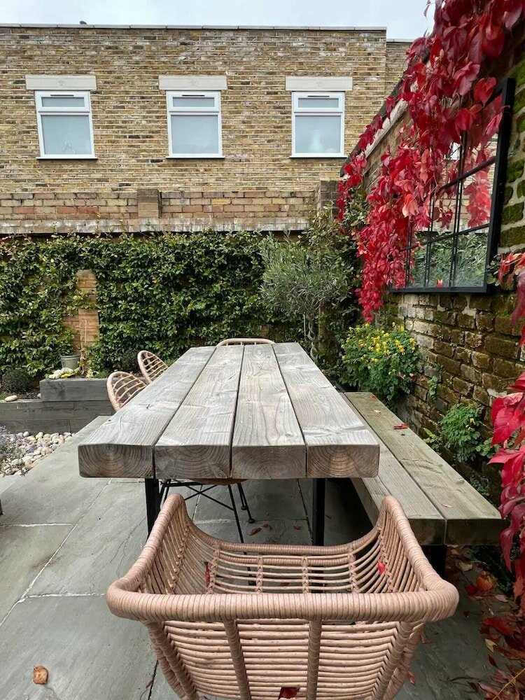 Фото Gorgeous 3 Bedroom Home in Quaint Southfields