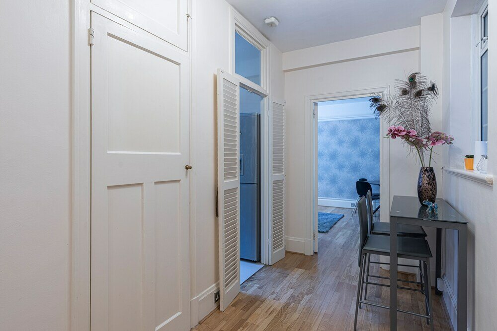 Фото Charming 2 Bedroom Flat in Kensington High Street