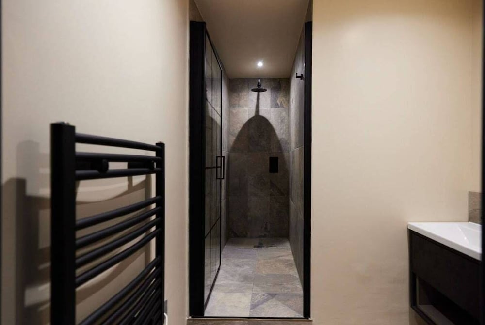 Фото The Whitechapel Place - Stunning 2bdr Flat With Balcony