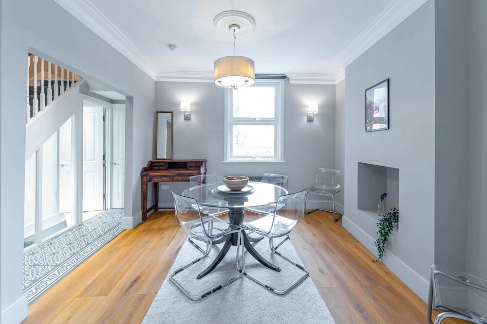 Фото Stunning Period Feature House