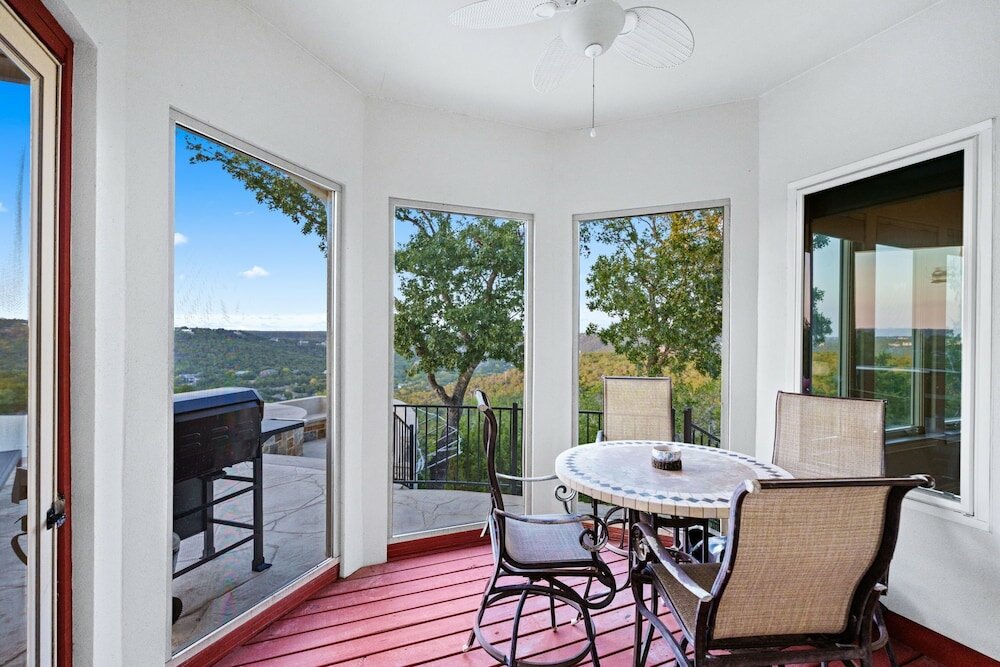 Фото Hillside Infinity Pool Retreat