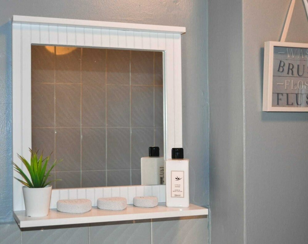 Фото The Windsor Garden Apartment