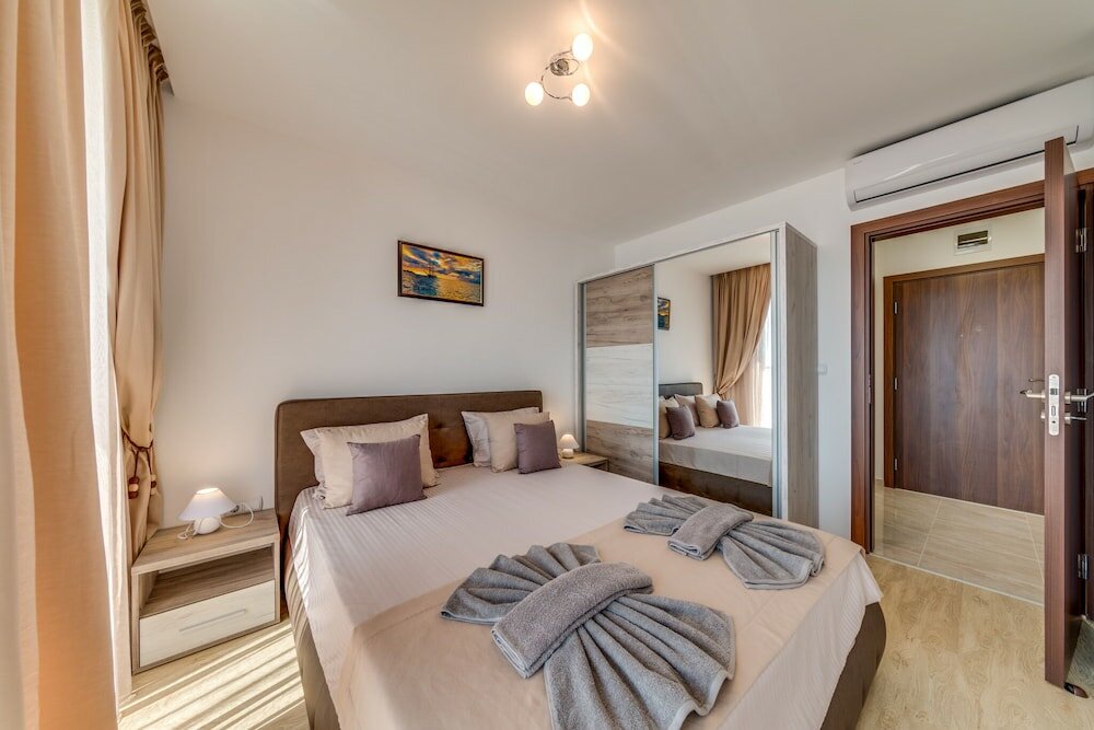 Фото Apartcomplex Golden Bay