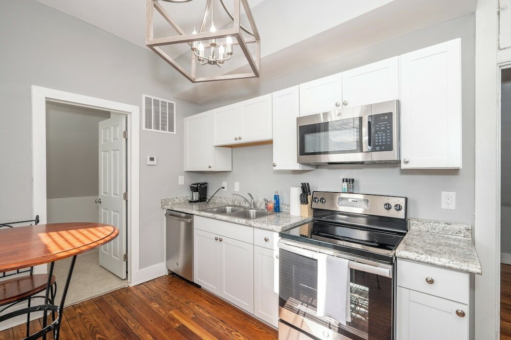 Фото Suites on Main 3