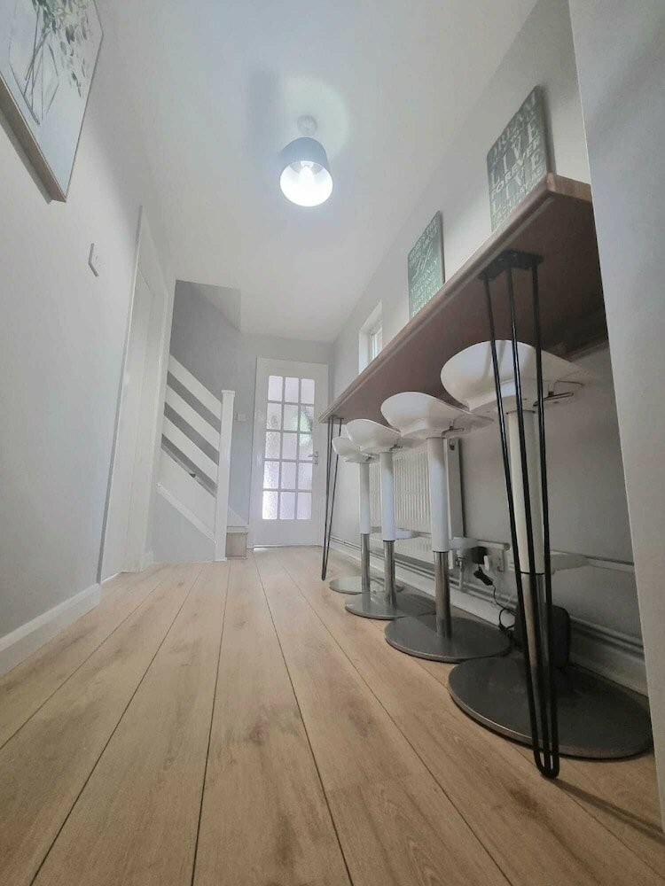 Фото London Home with Beautiful Greenery