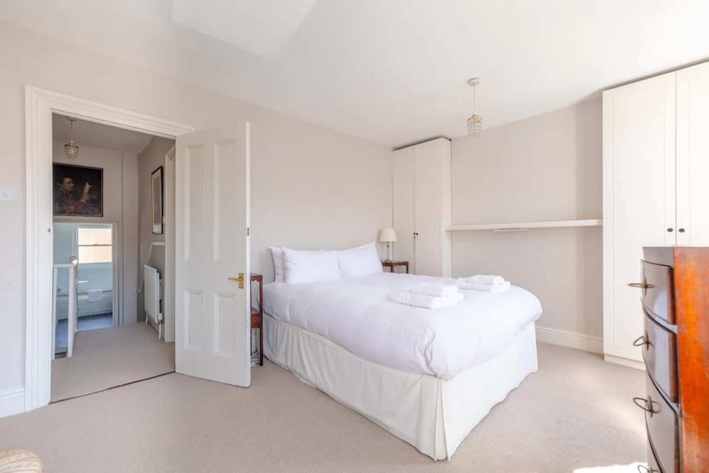 Фото Charming 2 Bedroom Home in West London