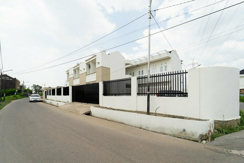 Hotel RedDoorz near Griya Agung Palembang, Palembang, photo