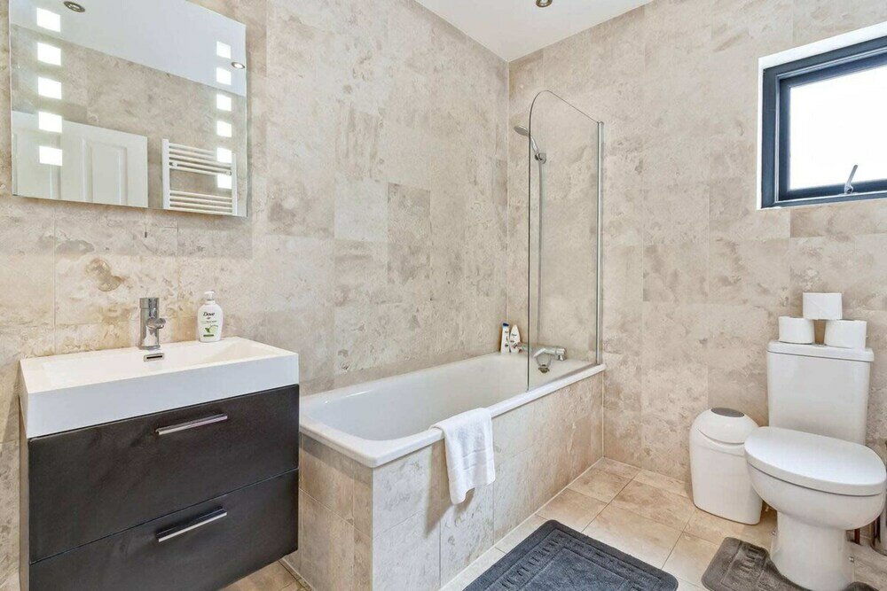 Фото Stylish and Bright 3 Bedroom Duplex in North London