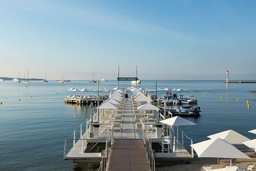 Гостиница Hotel Barriere Le Majestic в Каннах