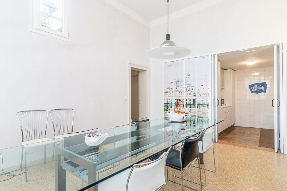 Фото Red House close to Accademia Bridge