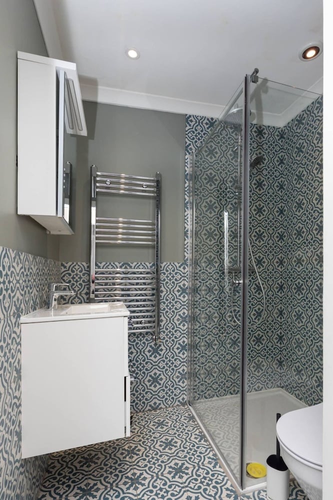 Фото Spacious & Pristine 2bd Flat - Balham