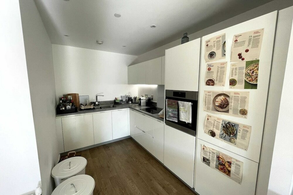 Фото Stylish 1 Bedroom Apartment in Poplar With a Shared Gym