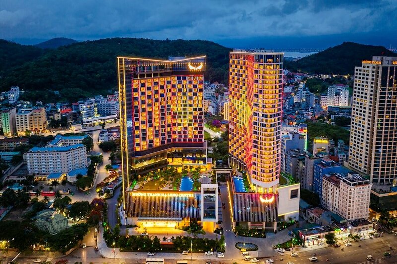 Гостиница Muong Thanh Luxury Ha Long Centre Hotel в Халонге