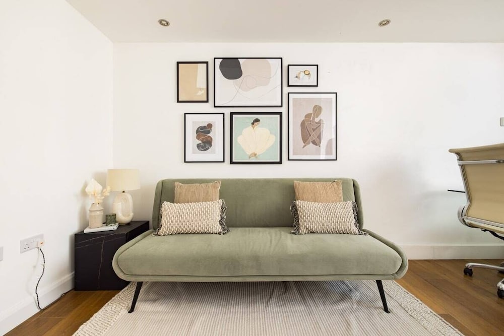 Фото The River Thames View - Stunning 2bdr Flat With Study Room + Balcony