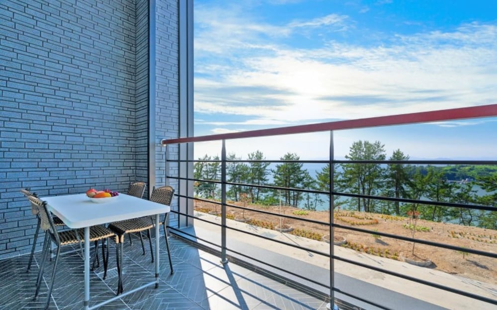 Фото Yeosu Beach Castle Pension