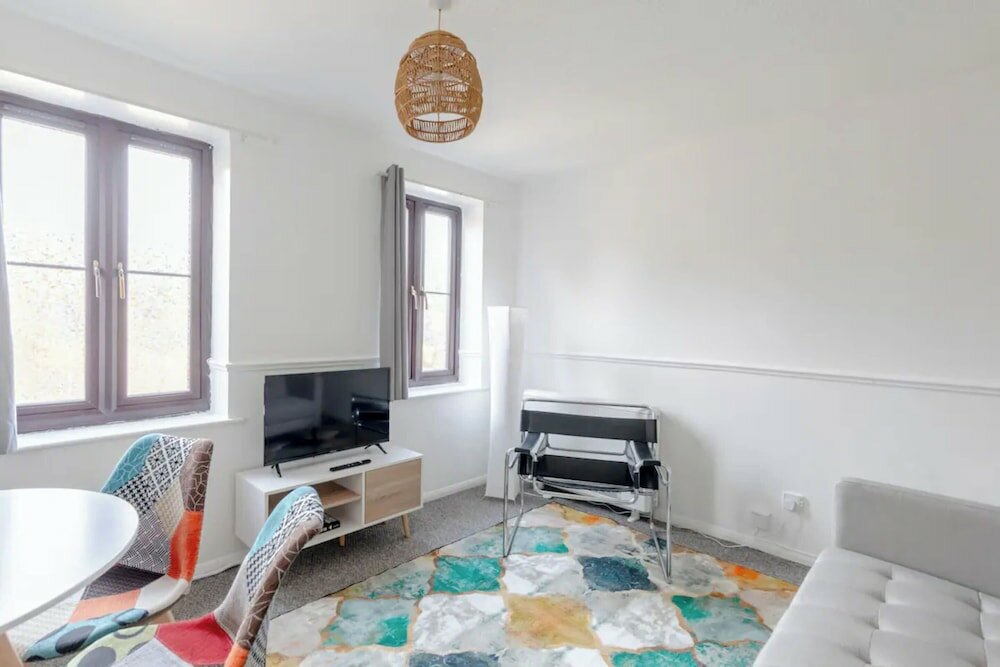 Фото Vibrant & Snug 2bd Flat - Beckton