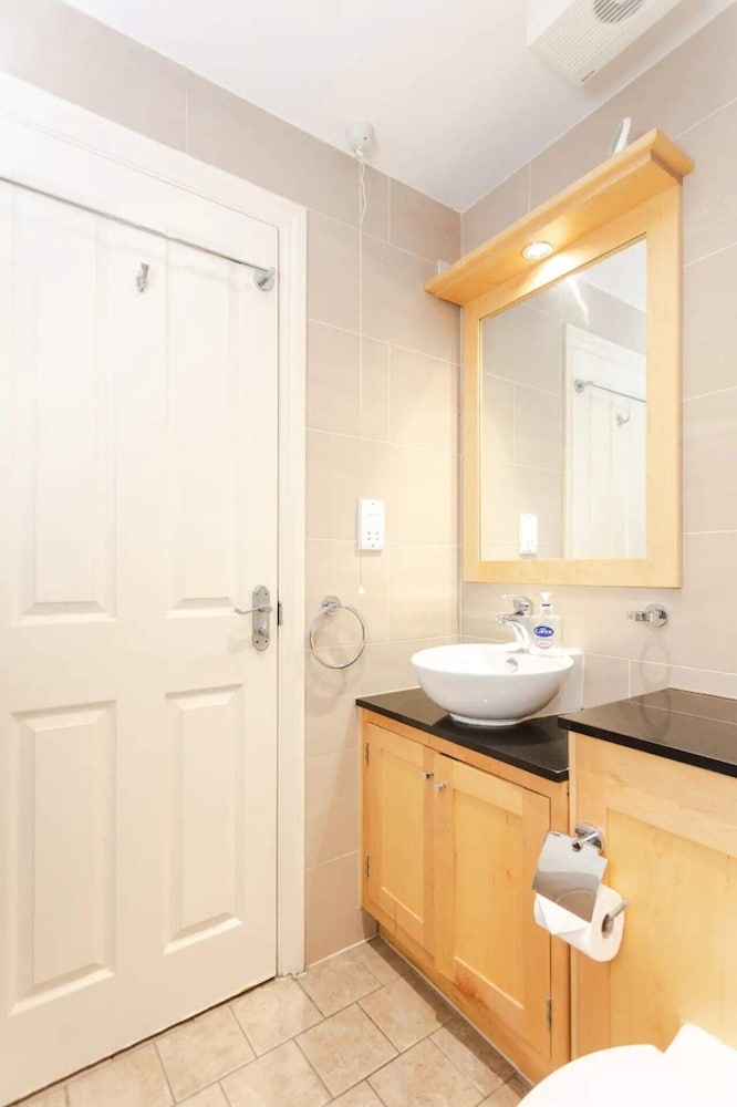 Фото Homely 2 Bedroom Flat Near Embankment Station