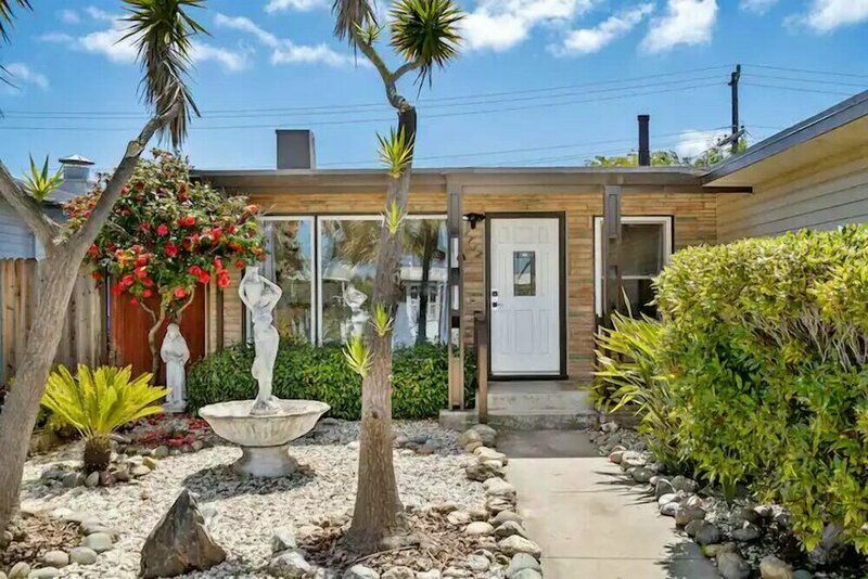 Гостиница Mid Century Garden View Home Parking в Сан-Матео