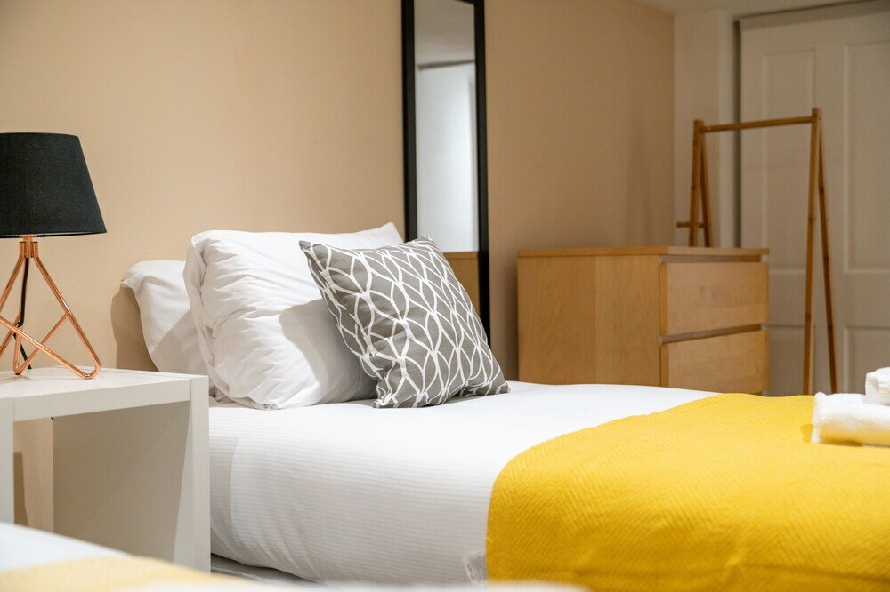 Фото Altido Elegant 4 Br House W/Deskspace, Moments From Angel