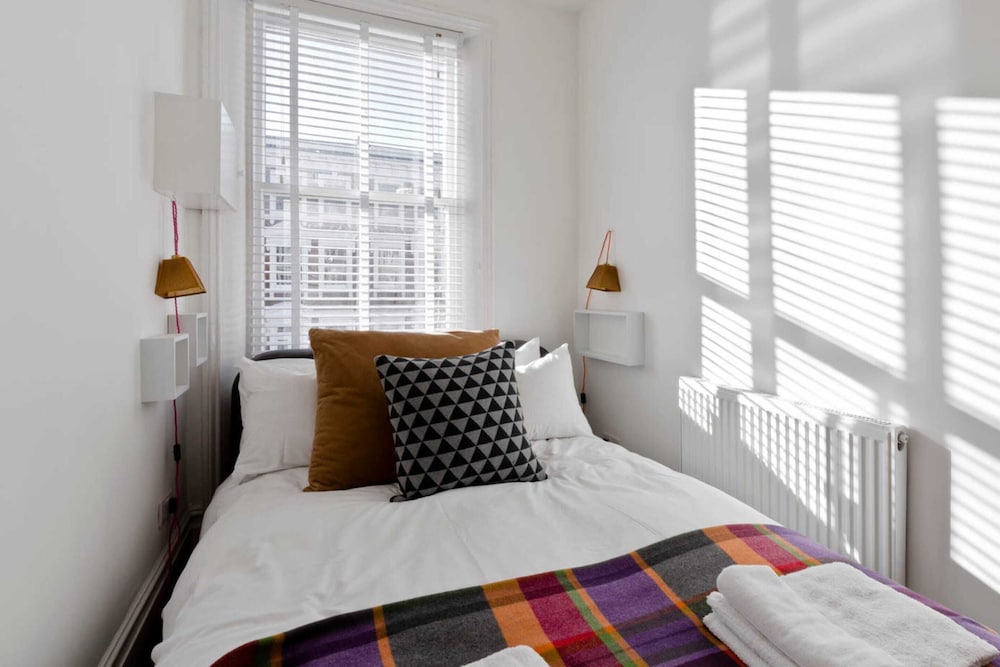 Фото Bright and Modern Bayswater Apartment