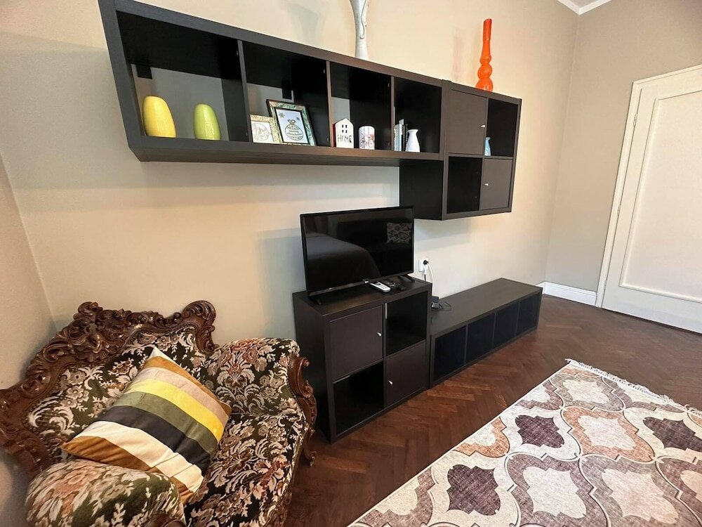 Фото 3 Bdr Top Center Artistic Apartment - 115 m2