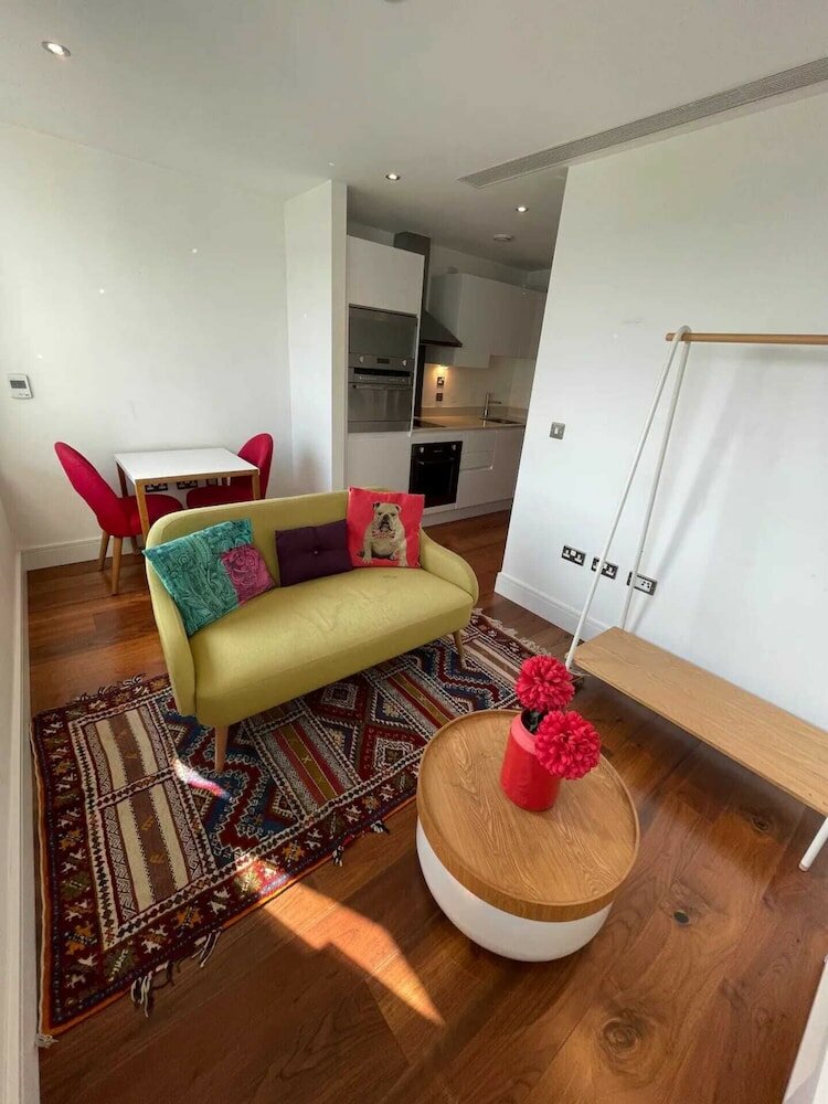 Фото Lovely Studio Flat With Pool - Canary Wharf