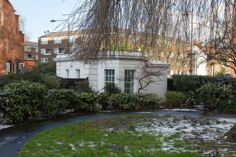 Фото Charmingly Unique and Recently Refurbished Watchman's Lodge in Camden Town
