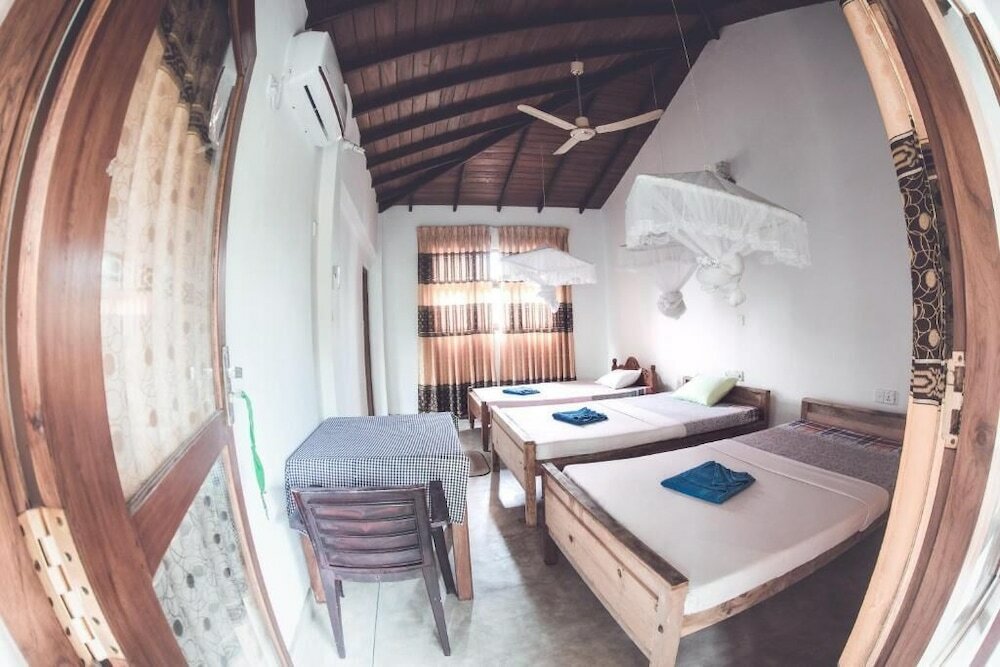 Фото Rupa's Hotel Arugambay