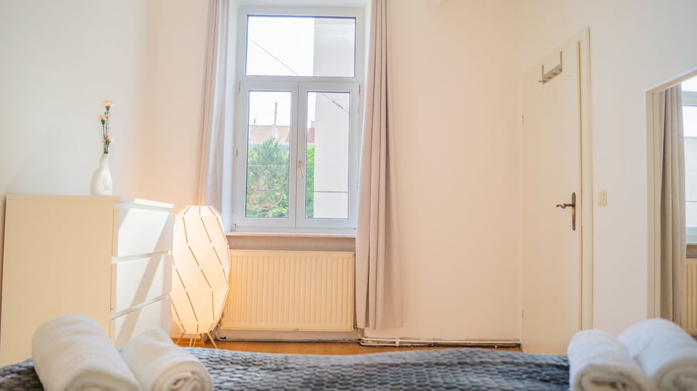 Фото Shared Modern Apartment Schönbrunn - Budget Chic Room