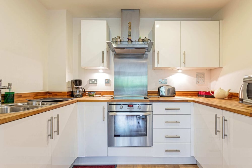 Фото Bright 1 Bedroom Apartment Near London Bridge With Balcony