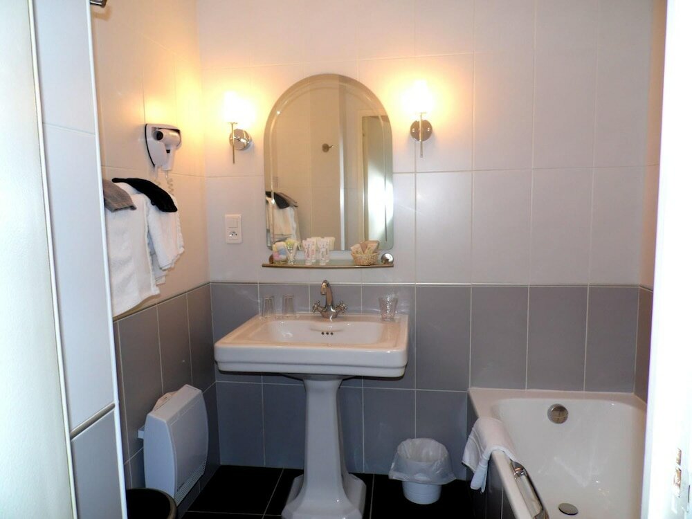 Фото Clos de Vallombreuse, The Originals Relais