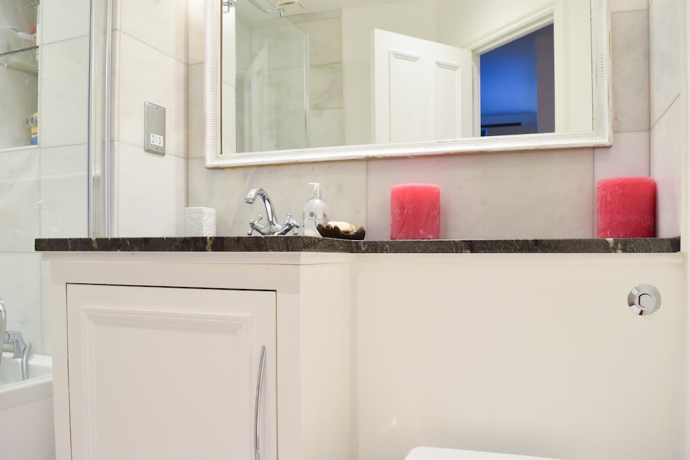 Фото Large 2 Bedroom Apartment in Central London