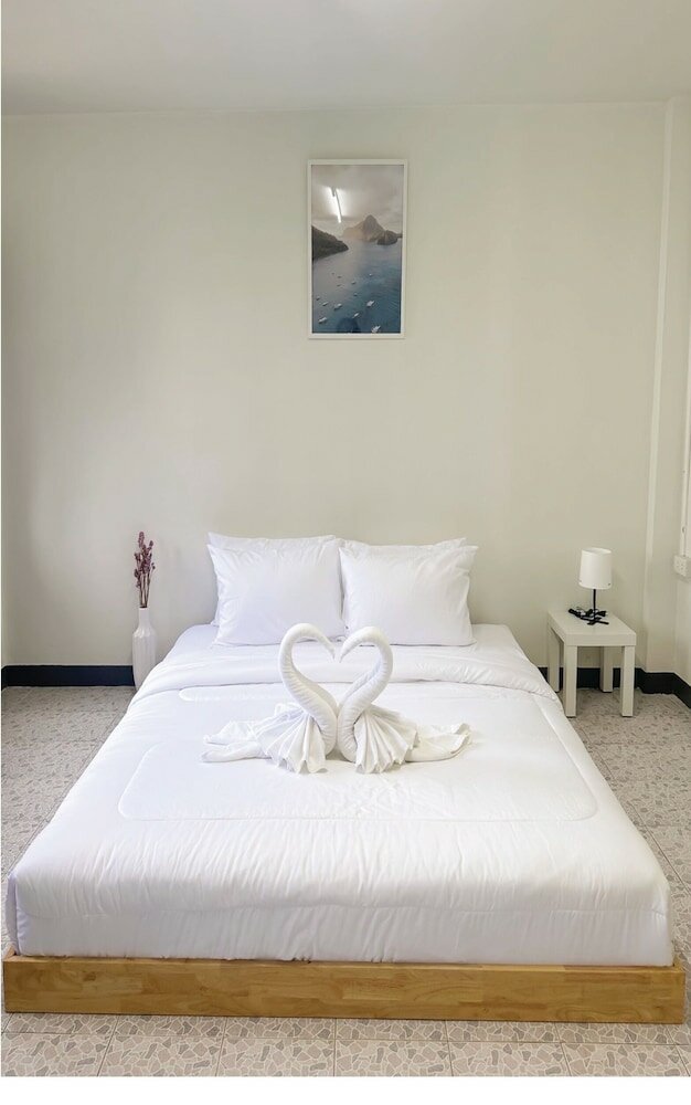 Фото Montana Hotel & Hostel Phuket