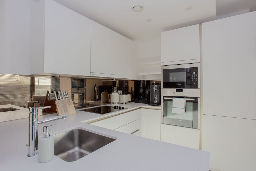 Фото Contemporary 1 Bedroom Apartment in South London