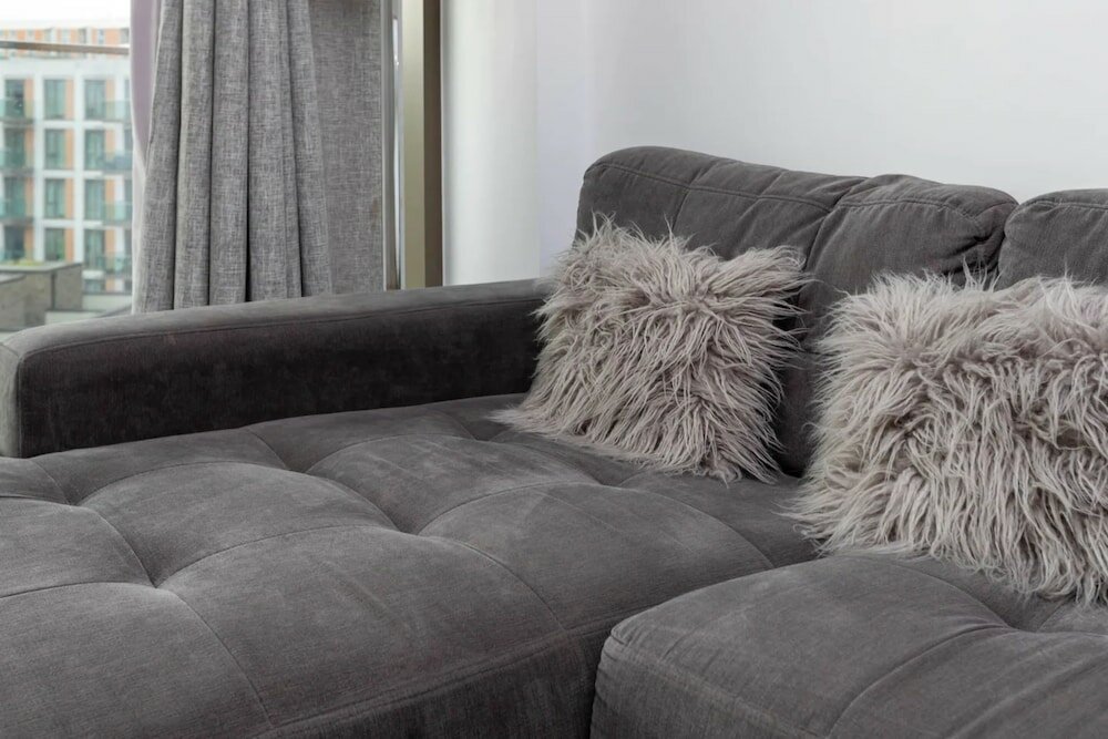 Фото Bright and Modern 2 Bedroom Flat in Royal Wharf