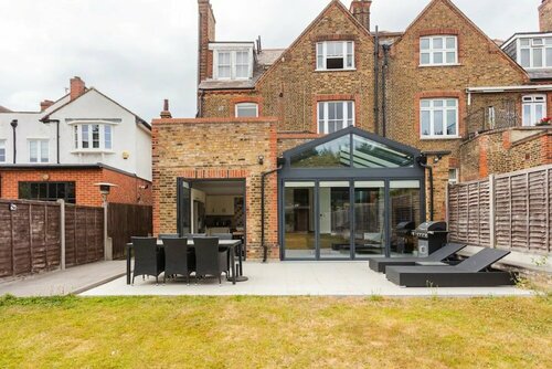 Luxury 3 Bedroom Apartment With Large Garden & gym