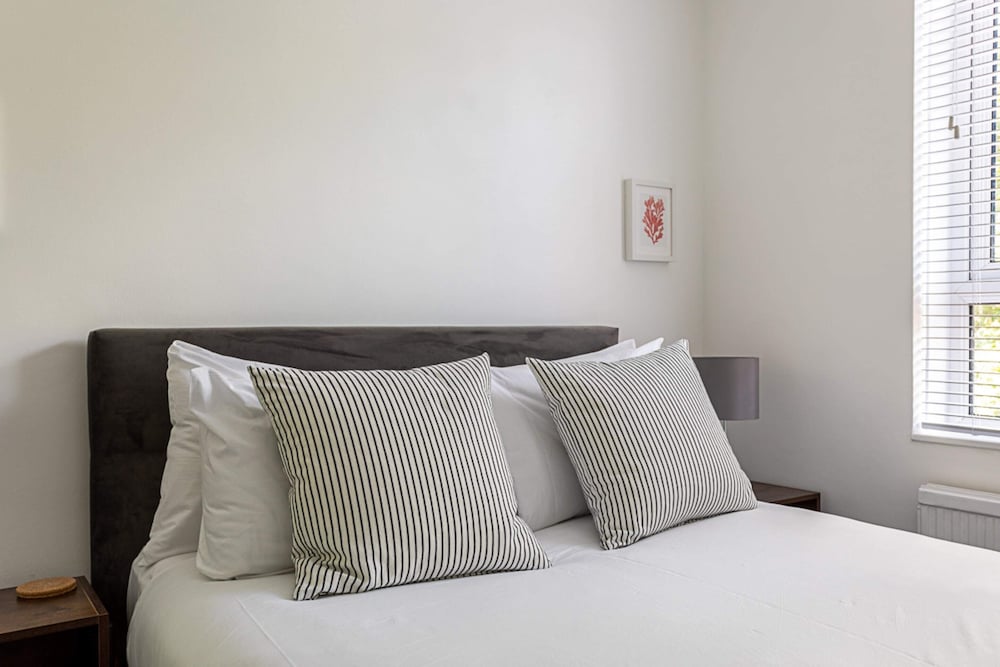 Фото Bright & Cosy One-bed Apartment