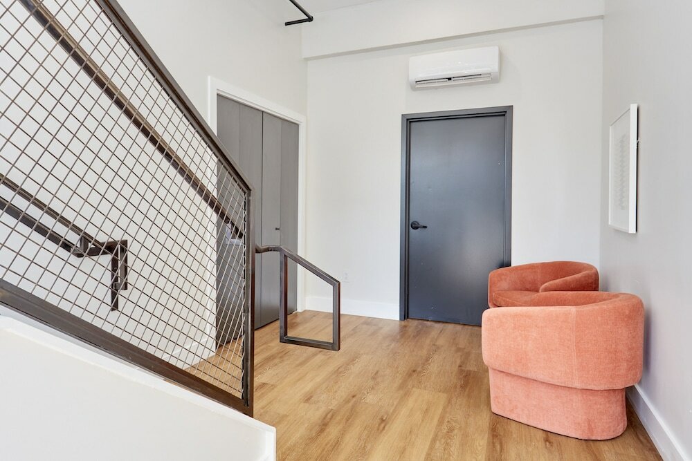 Фото Sonder Antiques Warehouse